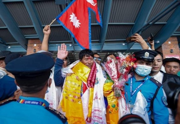 कीर्तिमानी पर्वतारोही सानु शेर्पालाई नेपालमा भव्य स्वागत, प्रधानमन्त्रीको बधाई